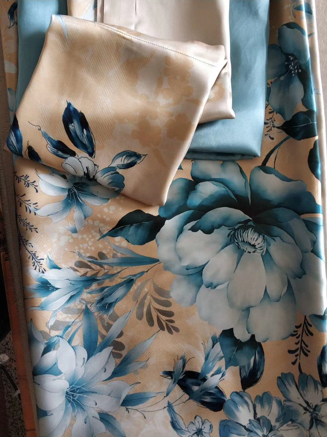 16 Momme Blue Porcelain Printed Silk Bedding Set - image 6