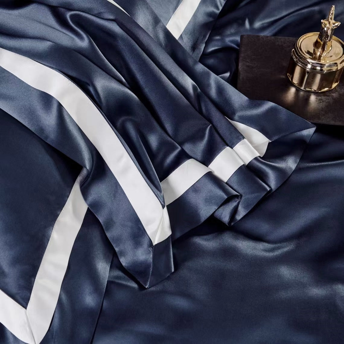 25 Momme Empire Blue Wide-Border Silk Bedding Set