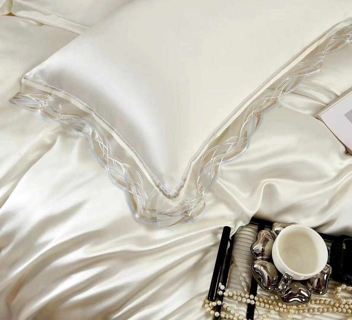 Pearl White 25 Momme lace silk bedding set